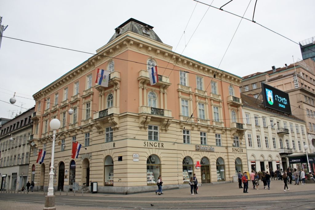 Trg bana Jelačića 14, palača Prve hrvatske štedionice, kasnije Singerova. Sagrađena 1870. prema projektu arhitektonskog biroa Grahor i Klein